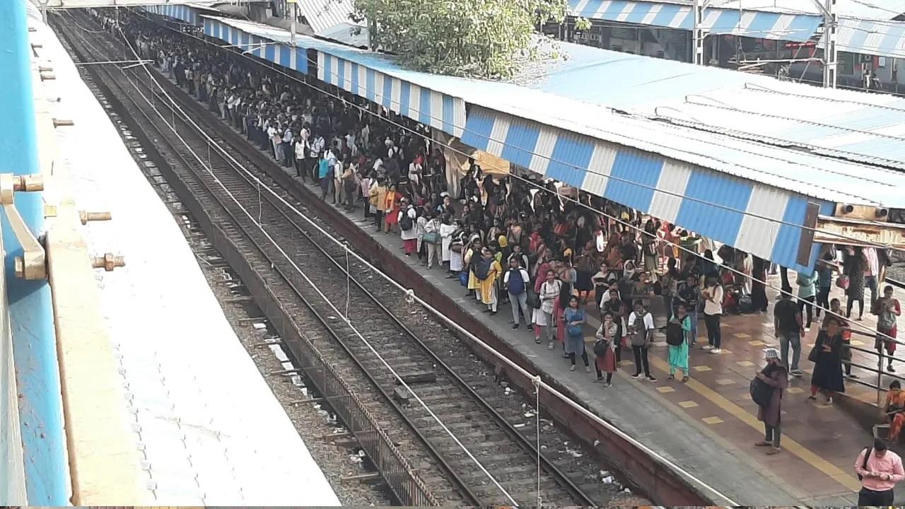 पश्चिम रेलवे (डब्ल्यूआर) के अधिकारियों ने कहा है कि उन्होंने भीड़ के बीच किसी भी अराजकता को रोकने के लिए स्टेशनों पर अतिरिक्त सुरक्षा तैनात की है। भीड़ पर नजर रखने के लिए सादे कपड़ों में भी पुलिस तैनात की गई है ताकि यह सुनिश्चित किया जा सके कि कोई अराजकता या कोई अफवाह न हो।