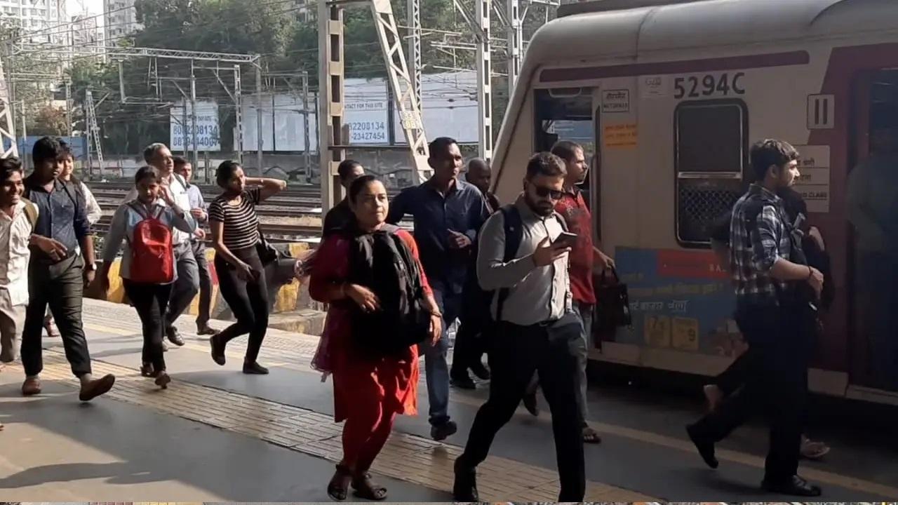 बोरीवली रेलवे स्टेशन पर ट्रेन पकड़ने के लिए प्लेटफार्म पर लगे संकेतकों की जांच करते यात्री.