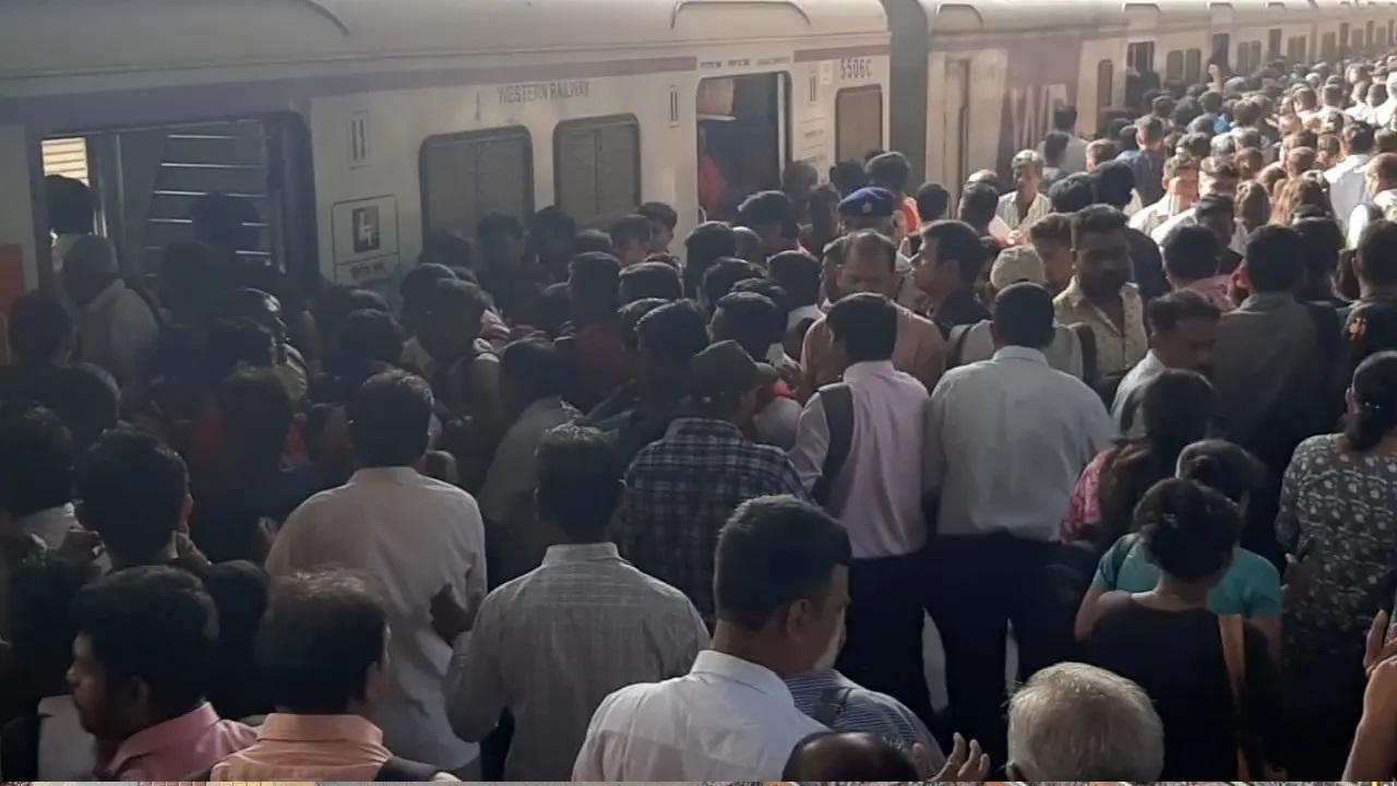 सप्ताह भर के मेगा ब्लॉक के कारण वेस्टर्न लाइन रेलवे स्टेशनों के प्लेटफार्मों पर भीड़ हो रही है.