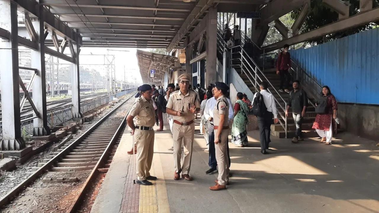 पश्चिम रेलवे के एक प्रवक्ता ने हाल ही में कहा था कि प्लेटफार्मों, फुट ओवरब्रिज आदि पर भीड़ नियंत्रण के लिए अधिकारियों सहित लगभग 359 आरपीएफ कर्मियों और 178 जीआरपी कर्मियों को चौबीसों घंटे तैनात किया गया है.