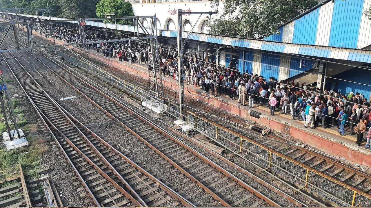 वेस्टर्न लाइन पर लोकल ट्रेनों के मेगा ब्लॉक के कारण लोगों ने मुंबई मेट्रो की सवारी को चुना.