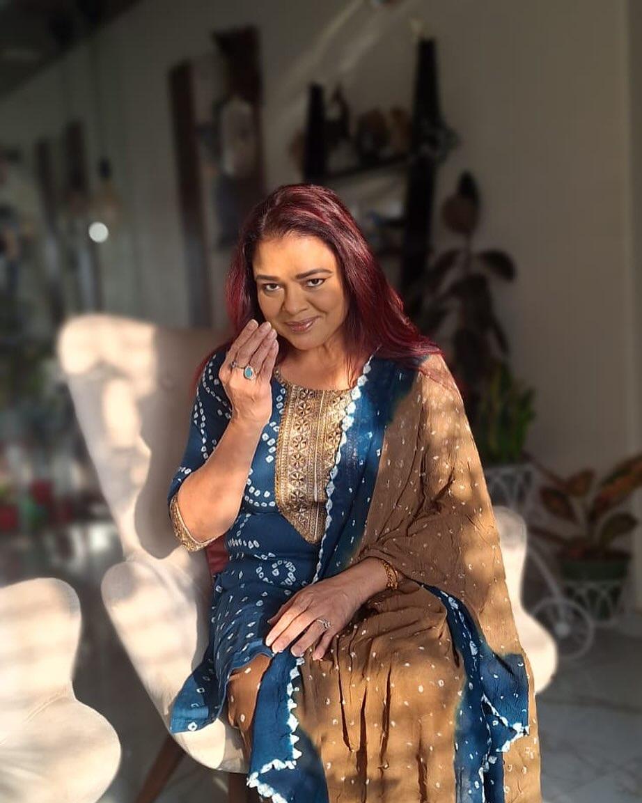वह कहती हैं, “ज्यादातर लोग इंडस्ट्री में ग्लैमर देखते हैं, लेकिन यहां तक पहुंचने में लगने वाली कड़ी मेहनत को नहीं. कुछ समय पहले मैंने एक पेड़ के दोनों तरफ बढ़ने के बारे में एक सुंदर पॉडकास्ट सुना था. लोग केवल उन शाखाओं को देख सकते हैं जो चमक और सूरज की रोशनी में हैं, कोई भी जड़ों को अंधेरे और नमी में नीचे की ओर बढ़ते हुए नहीं देख सकता है, यह कठिन काम है.”