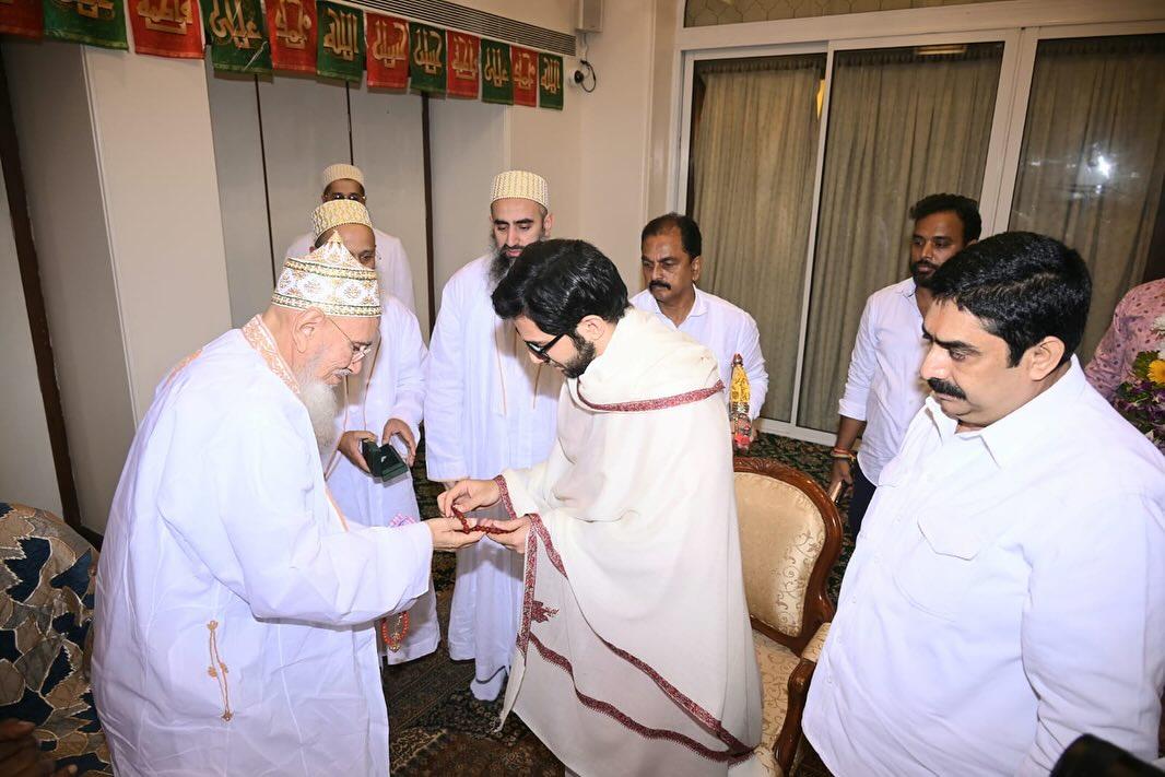 ठाकरे ने हुसेन बुरहानुद्दीन, अब्दुलकादिर नुरुद्दीन से भी मुलाकात कर बातचीत की. 