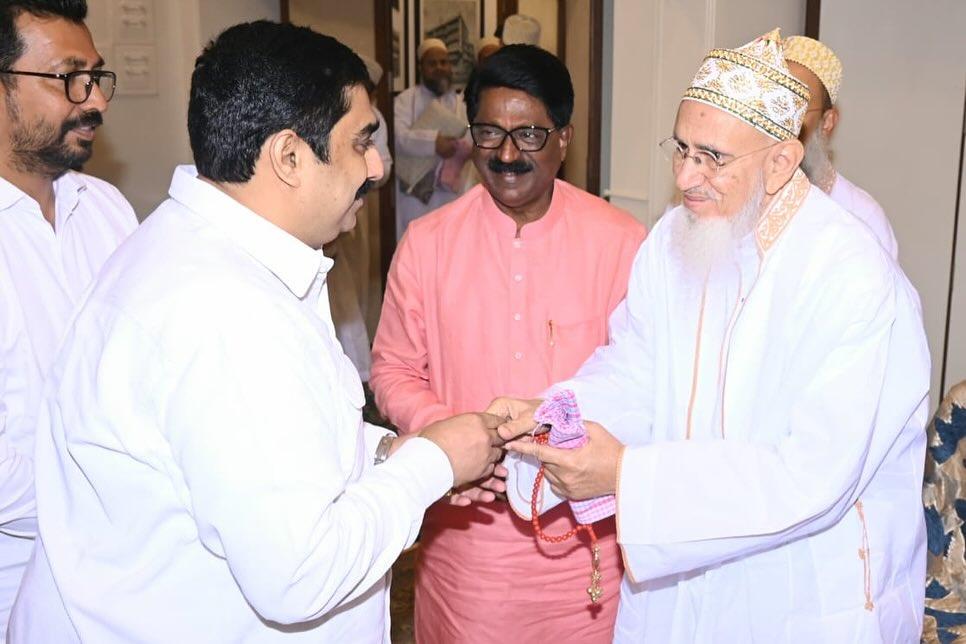 आदित्य ठाकरे के साथ इस दौरान मुंबई ईशान्य के पूर्व सांसद संजय दिना पाटील भी मौजूद नजर आए. 