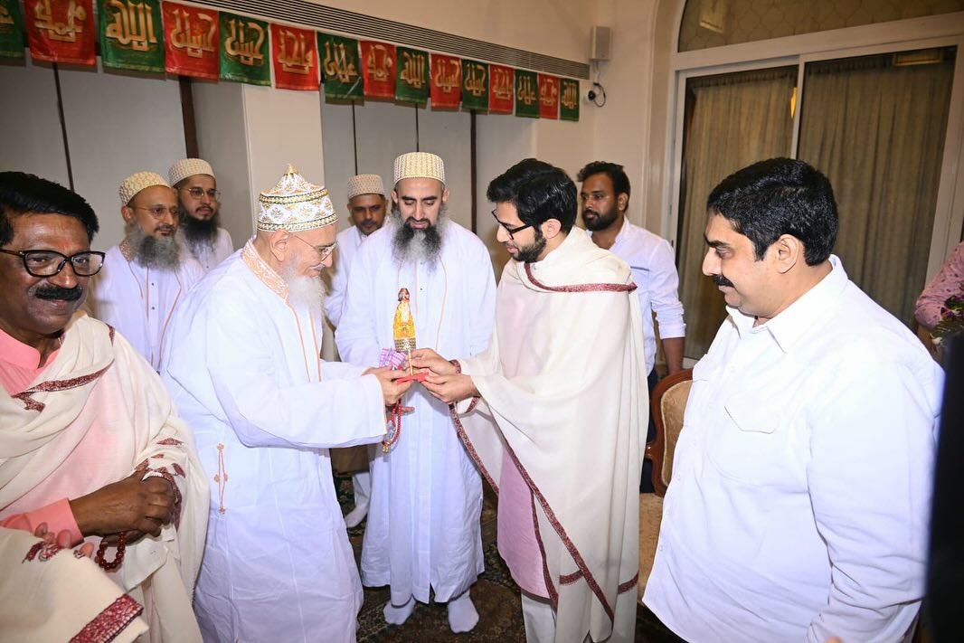 उद्धव ठाकरे की पार्टी 21 सीटों पर लड़ेगी, जबकि कांग्रेस 17 सीट और शरद पवार की एनसीपी 10 सीटें पर चुनाव लड़ेगी. सीटों की अधिकृत घोषणा से पहले मीडिया में लगातार खबरें आ रही थी कि कांग्रेस और उद्धव में सब कुछ ठीक नहीं चल रहा है. लेकिन अब लोकसभा चुनाव 2024 के लिए सीटों का बंटवारा हो गया है. 