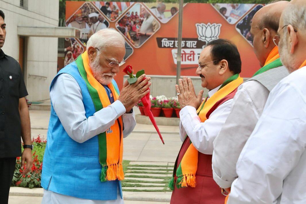 लोकसभा चुनाव 2024 के घोषणापत्र में अधिक महिलाओं को सशक्त बनाने, अधिक लखपति दीदी बनाने और पीएम सूर्य घर योजना जैसी योजनाएं शुरू करने का भी वादा किया गया है, जिससे बिजली खर्च खत्म हो जाएगा.
