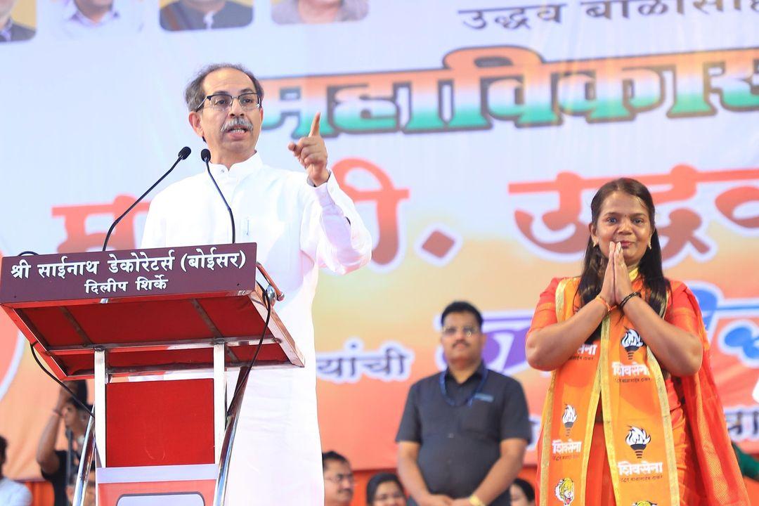 सभा को संबोधित करते हुए ठाकरे ने कहा, `मैं प्रधानमंत्री नरेंद्र मोदी से पूछना चाहूंगा कि आपने दस साल में क्या किया? लेकिन मैं आपको बता सकता हूं मैं ई साल में क्या किया है. उन्हें सोना नहीं बल्कि मिट्टी के 10 साल दिए गए थे.`