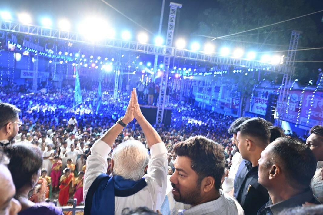 इस दौरान बड़ी संख्या में अंबेडकर प्रेमी प्रतिमा को पुष्पांजलि अर्पित करने पहुंचे थे.