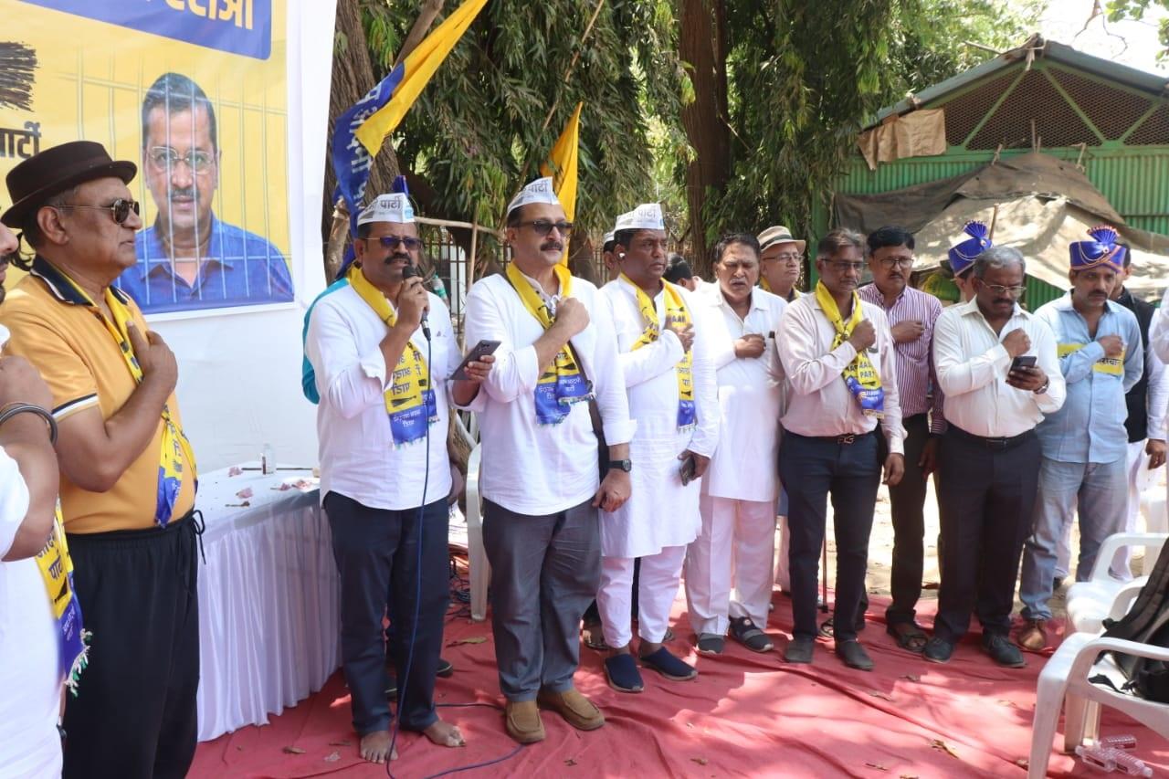 बता दें, दिल्ली हाई कोर्ट ने अरविंद केजरीवाल की गिरफ्तारी को वैध करार दिया है. उन्हें 15 अप्रैल तक न्यायिक हिरासत में भेज दिया गया है. 