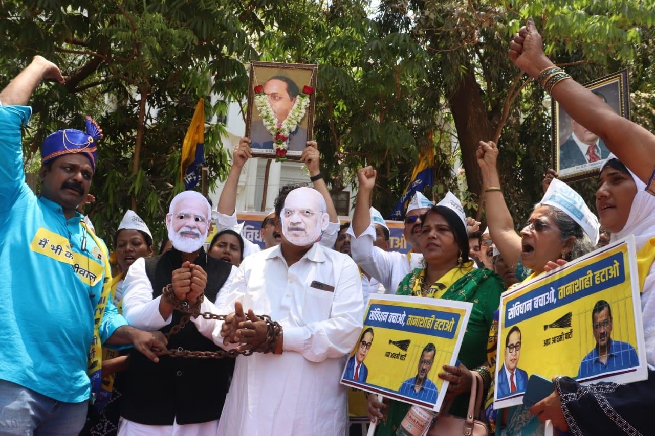 डाॅ. बाबासाहेब अंबेडकर को श्रद्धांजलि देते हुए आम आदमी पार्टी के कार्यकर्ताओं ने मोदी-शाह के खिलाफ जमकर नारे बाजी की.