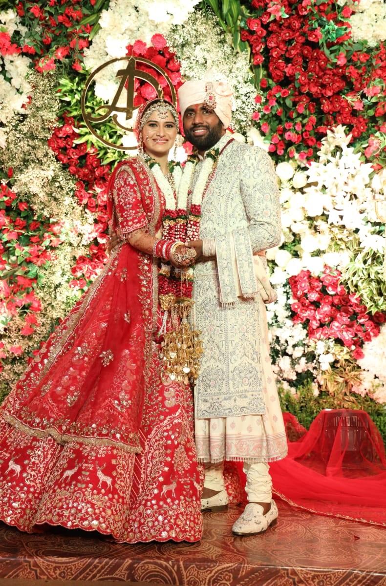 आरती सिंह ने अपनी शादी में लाल रंग का लहंगा बहुत ज्यादा खूबसूरत दिखाई दी, वहीं दूल्हे मियां दीपक चौहान सफेद रंग की शेरवानी पहने नजर आए. 