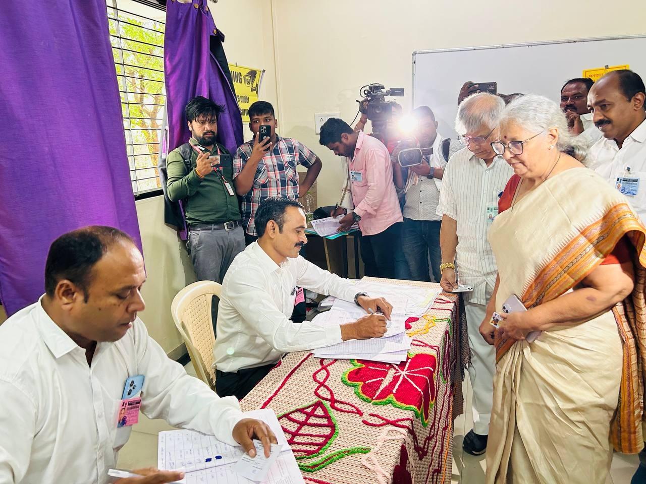 मिली जानकारी के अनुसार, अकोला लोकसभा क्षेत्रों में 2056 केंद्रों पर वोटिंग शुरू है. अकोट विधानसभा क्षेत्र में सबसे ज्यादा यानी 8.5 प्रतिशत मतदान हुआ है. मुर्तिजापुर निर्वाचन क्षेत्र में सबसे कम यानी 6.05 प्रतिशत मत डाले गए है. 