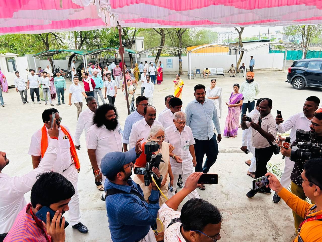 कांग्रेस प्रत्याशी डाॅ. अभय पाटिल ने भी अपने परिवार के साथ मिलकर मतदान किया.