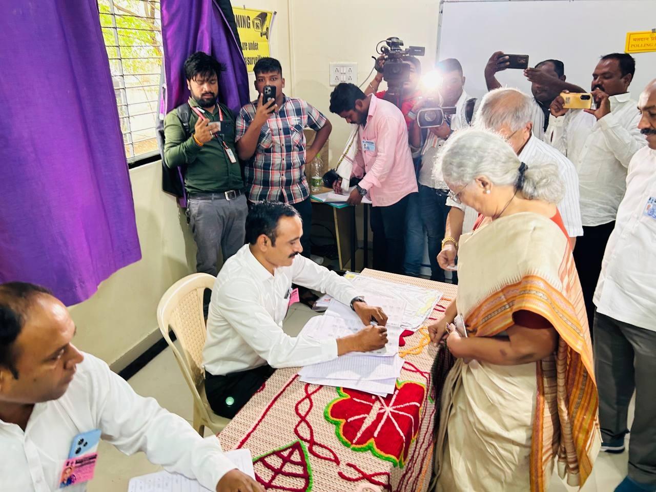 अकोला लोकसभा क्षेत्र में महिलाओं, युवाओं और विकलांगों के लिए विशेष मतदान केंद्र बनाए गए हैं. इस समय अकोला भी गर्मी का पारा चढ़ा हुआ है उम्मीद की जा रही है कि पारा कम होने के बाद लोग मतदान करने पहुंचेंगे. 