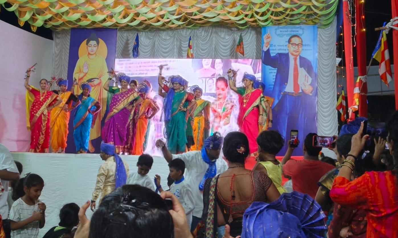 कार्यक्रम में महिलाएं भी भाग लेती नजर आई. 
