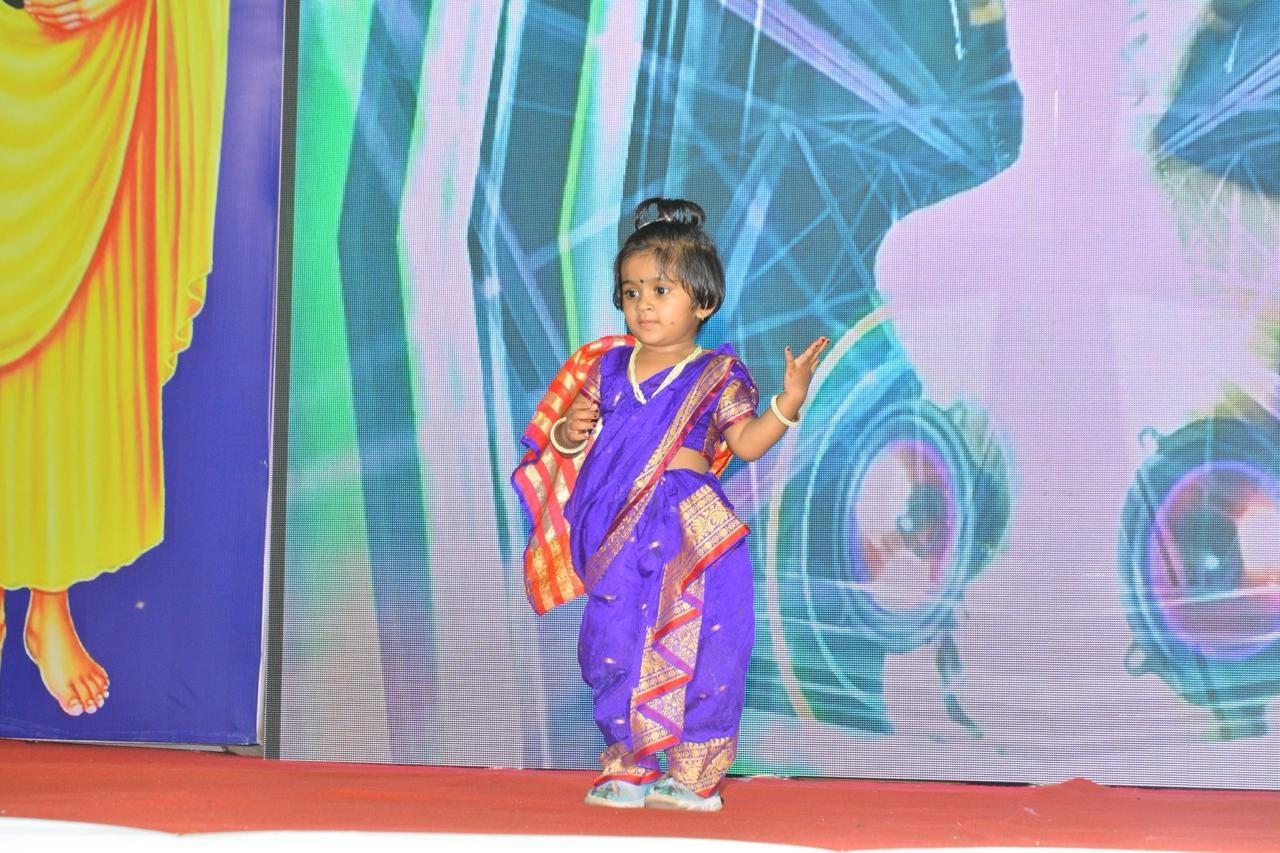 एक छोटी बच्ची महाराष्ट्रीयन नवरी पहनकर परफॉर्मेंस करती दिखाई दी. 