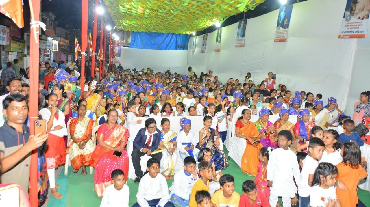 कांदिवली के हनुमान नगर में हुए इस कार्यक्रम का हिस्सा बनते हुए काफी लोग दिखाई दिए. 