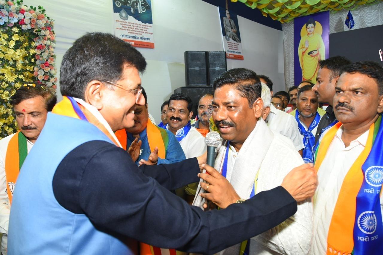 अंबेडकर जयंती के अवसर पर बीजेपी कार्यकर्ताओं का हौसला बढ़ाने के लिए केंद्रीय मंत्री पीयूष गोयल भी पहुंचे थे.