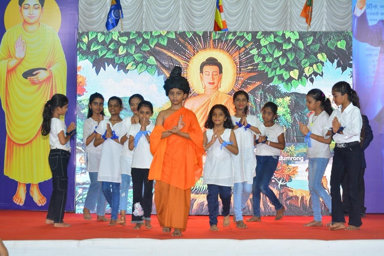 बाबा साहेब ने हिंदू धर्म को छोड़कर बौद्ध धर्म अपनाया था इसकी झलक भी इस कार्यक्रम में नजर आई. 