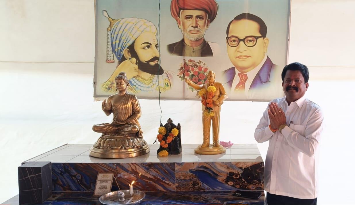 पटेरा नगर वार्ड क्रमांक 105 नायगांव के शिवसेना (UBT) गुट शाखा प्रमुख मंगेश चव्हाण ने डॉ. भीमराव अंबेडकर को वंदन किया. 