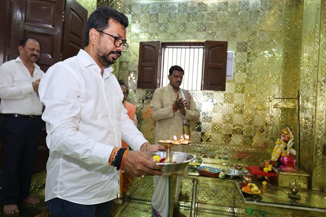 इसके साथ ही कीर्तिकर ने अंधेरी पश्चिम स्थित ग्राम देवी श्री गांव देवी दुर्गामाता मंदिर पहुंचे. इसके साथ ही उपस्थित नागरिकों से बातचीत की.