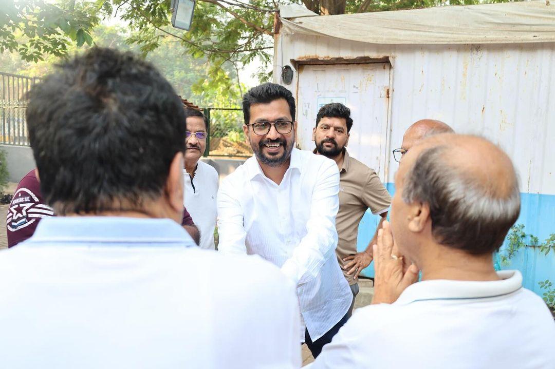 वडार समाज के शिवक्रांति मंडल से मिले और लोगों ने इस दौरान अमोल कीर्तिकर से बातचीत में अपनी परेशानी उन्हें बताई. 