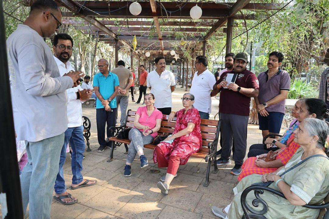अंधेरी पश्चिम विधानसभा के कैफी आज़मी पार्क JVPD में जा कर वहां लोगों से मिले और समस्या के समाधान के लिए बातचीत की. 