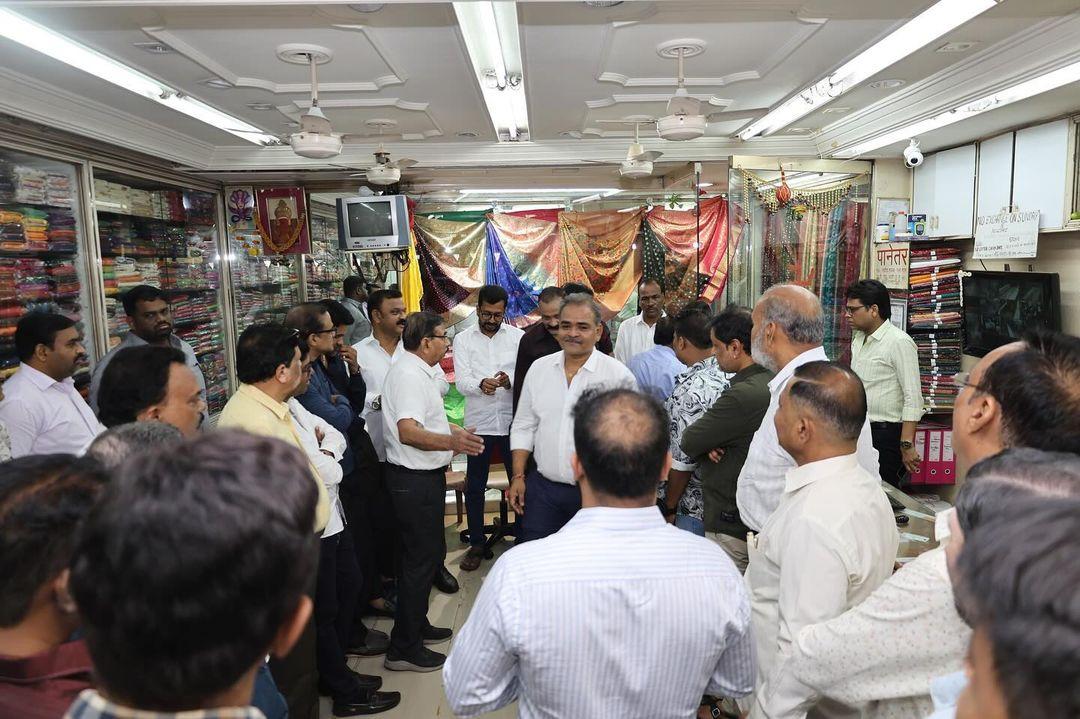 अंधेरी मार्केट (जेपी रोड) के व्यापारी से भी अमोल कीर्तिकर मिले. इस दौरान उनका गर्मजोशी से स्वागत किया गया. 