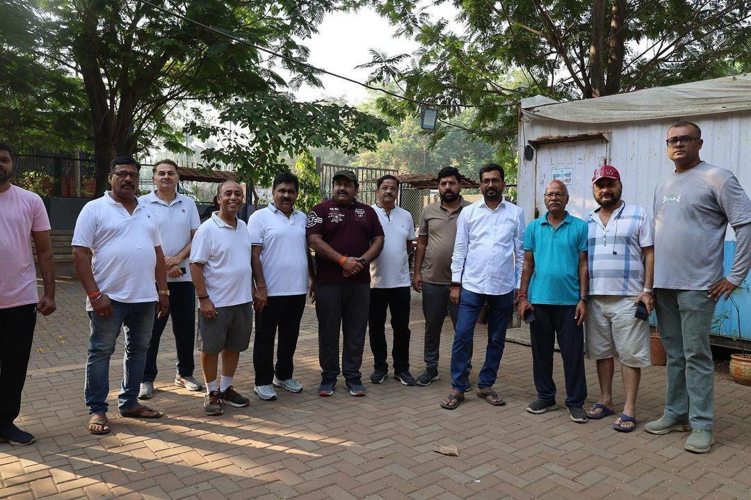 अमोल कीर्तिकर ने चुनाव से पहले अंधेरी पश्चिम विधानसभा के स्थानीय नागरिकों से बातचीत की. उन्होंने अपनी समस्या बताई और चुनाव के लिए शुभकामनाएं दीं.