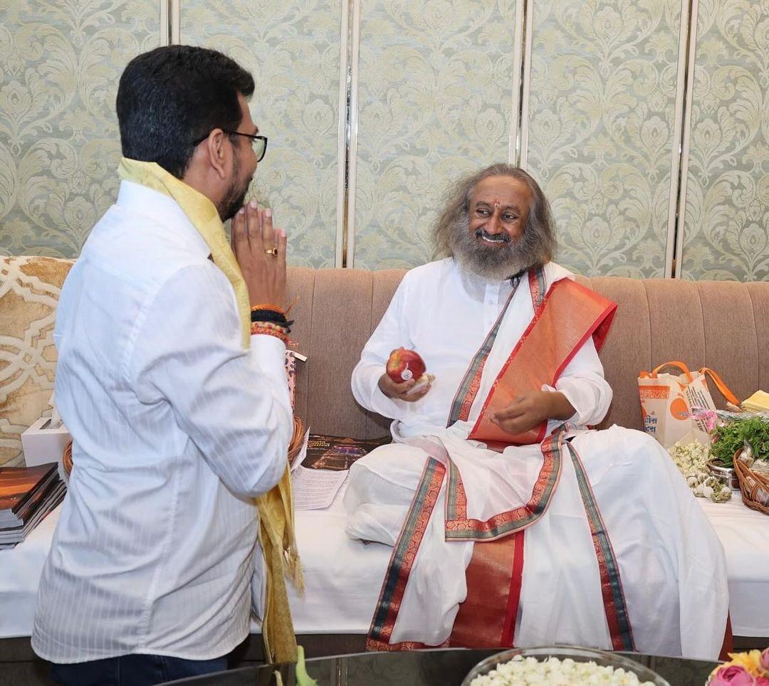 गुरुवार को अमोल कीर्तिकर ने आध्यात्मिक गुरु, परम पूज्य गुरुदेव श्री श्री रविशंकर गुरुजी से खास मुलाकात की. 