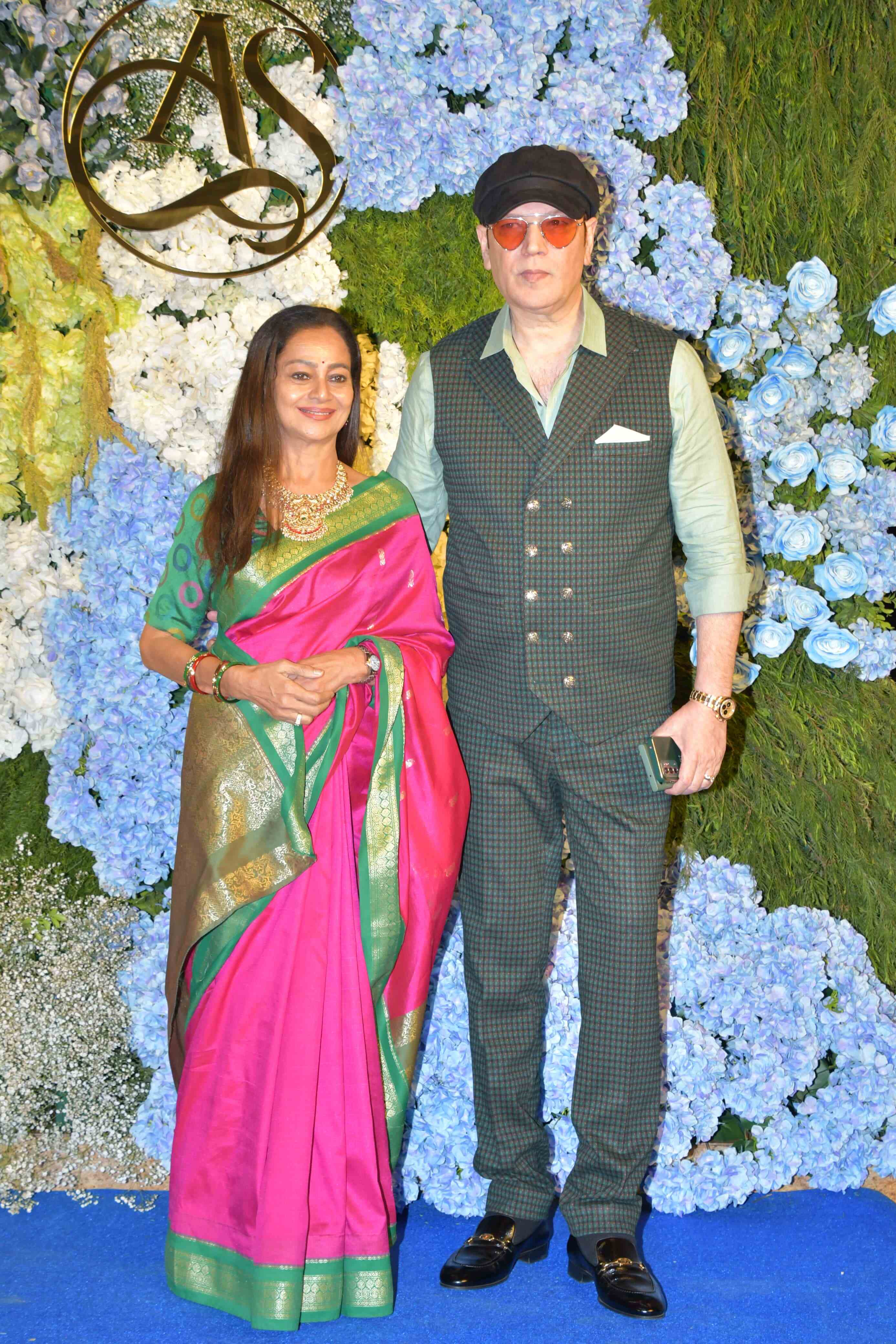 अभिनेता सूरज पंचोली भी इस रिसेप्शन पार्टी में अपनी पत्नी जरीना वहाब के साथ शामिल होते नजर आए. 