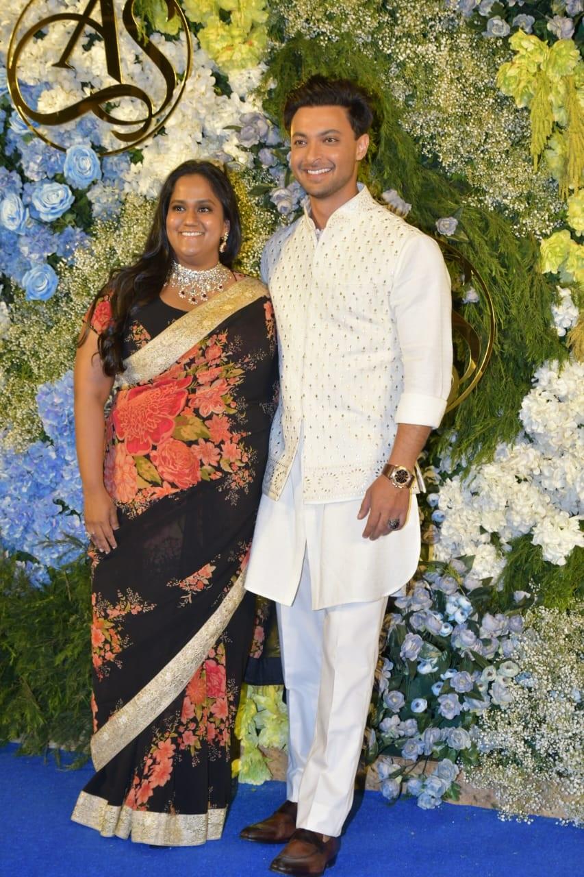 सलमान खान की बहन अर्पिता खान शर्मा अपने पति और अभिनेता आयुष शर्मा के साथ पार्टी में शामिल होने पहुंची.