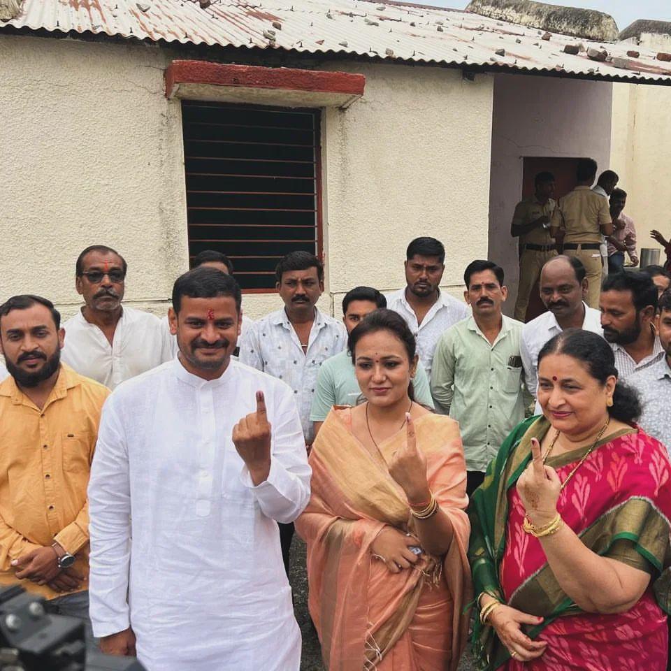 इस दौरान भाजपा उम्मीदवार अनूप धोत्रे के साथ उनका परिवार भी दिखाई दिया. 