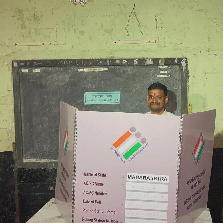 इसके बाद भाजपा उम्मीदवार अनूप धोत्रे ने पलासो बड़े मतदान केंद्र मतदान किया. 