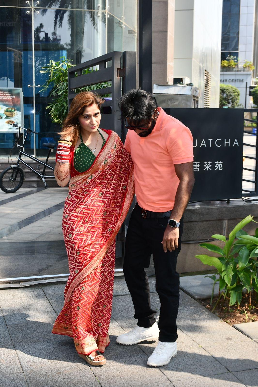 आरती सिंह के पति दीपक चौहान इस दौरान कैजुवल लुक में दिखाई दिए.