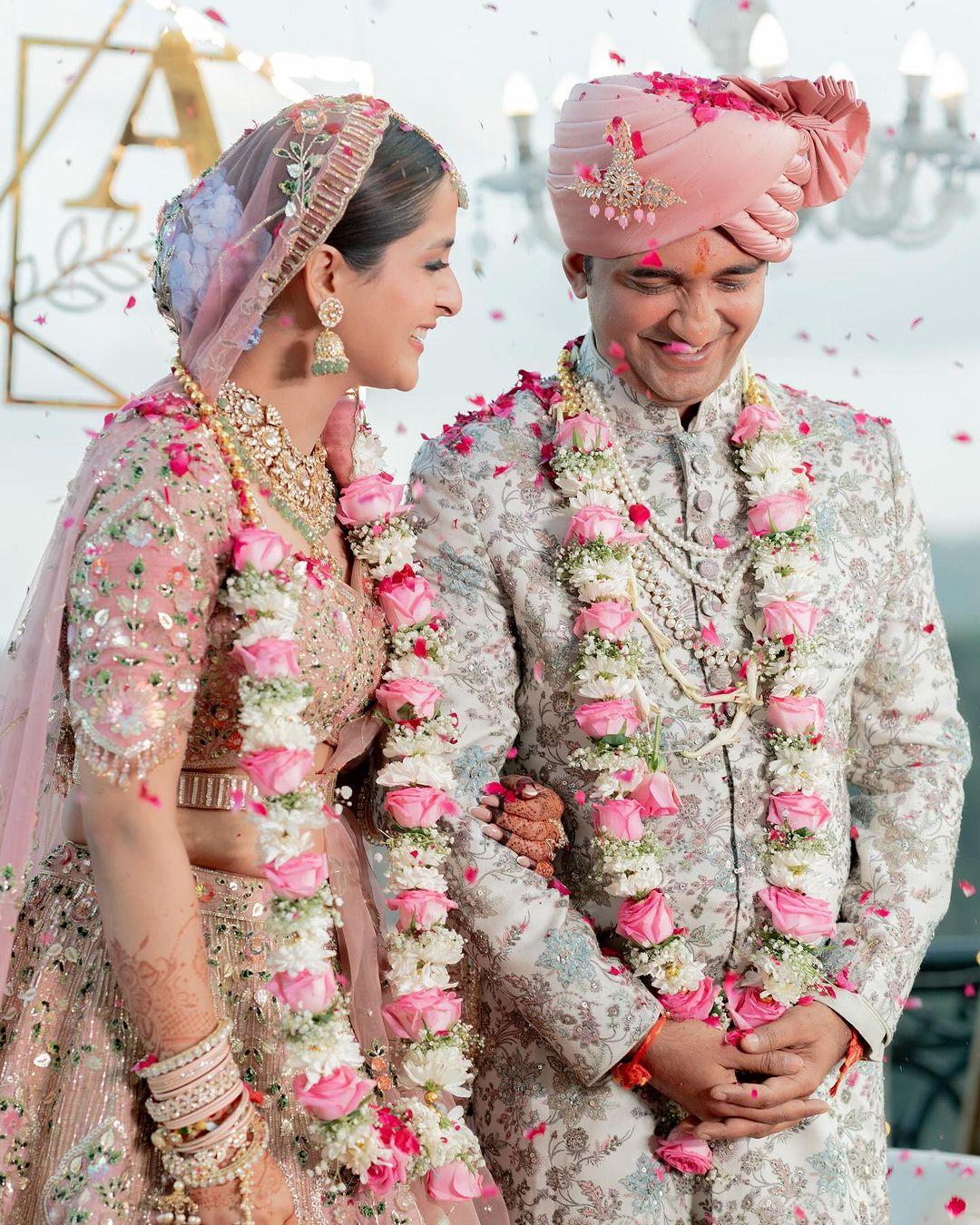 वेडिंग फोटोज पोस्ट करते हुए `लव आज कल` की अदाकारा ने कैप्शन में लिखा- `18.04.2024 तारीख को दुनिया के एक शांत कोने में, पहाड़ों को साक्षी मानकर, हमने एक-दूसरे के कोमल आलिंगन में वादे किए... हम बहुत खुश है... आप सभी को धन्यवाद...` 