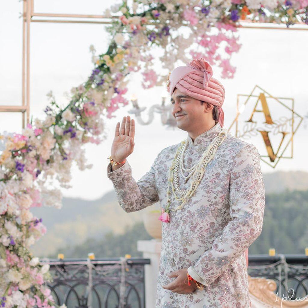इस समय सोशल मीडिया पर आरुषि शर्मा और वैभव विशांत की ये वेडिंग फोटोज तेजी से वायरल होती नजर आ रही हैं. 