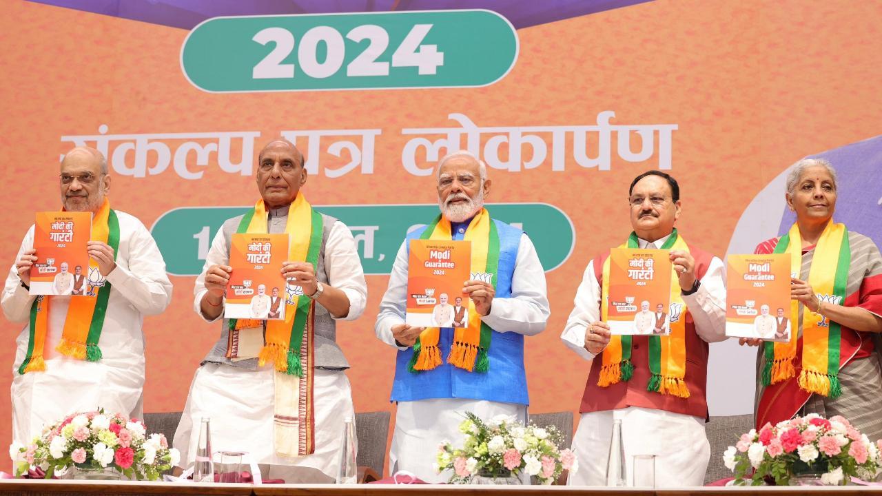 घोषणापत्र प्रधानमंत्री नरेंद्र मोदी, गृह मंत्री अमित शाह, रक्षा मंत्री राजनाथ सिंह, वित्त मंत्री निर्मला सीतारमण और पार्टी अध्यक्ष जेपी नड्डा जैसे प्रमुख भाजपा नेताओं की उपस्थिति में जारी किया गया.