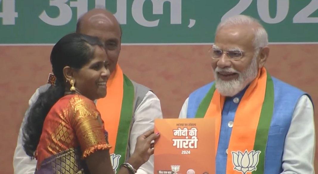 लोकसभा चुनाव 2024 19 अप्रैल से 1 जून 2024 तक सात चरणों में होने वाले हैं, जिसके परिणाम 4 जून को आने की उम्मीद है. इन चुनावों में लगभग 970 मिलियन पात्र मतदाता शामिल होंगे, जो कई राज्यों में विधान सभा चुनावों के साथ मेल खाएंगे.