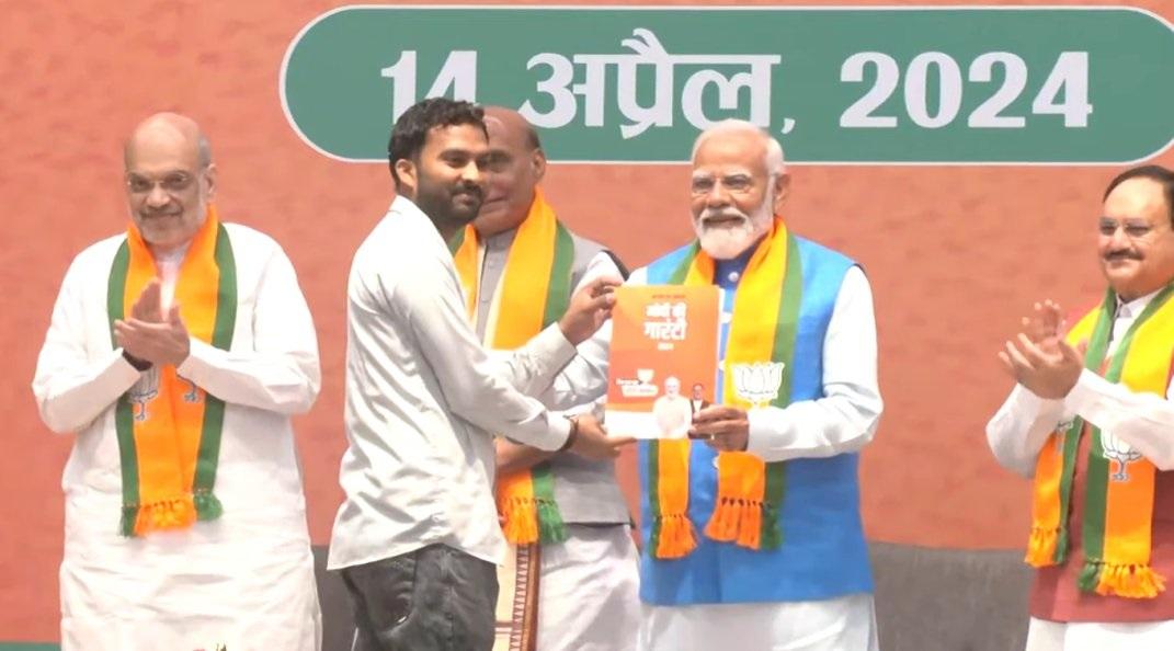 अनावरण के दौरान, जेपी नड्डा ने पिछले दशक में पार्टी की उपलब्धियों पर प्रकाश डाला और इसका श्रेय लोगों द्वारा दिए गए स्पष्ट जनादेश को दिया.