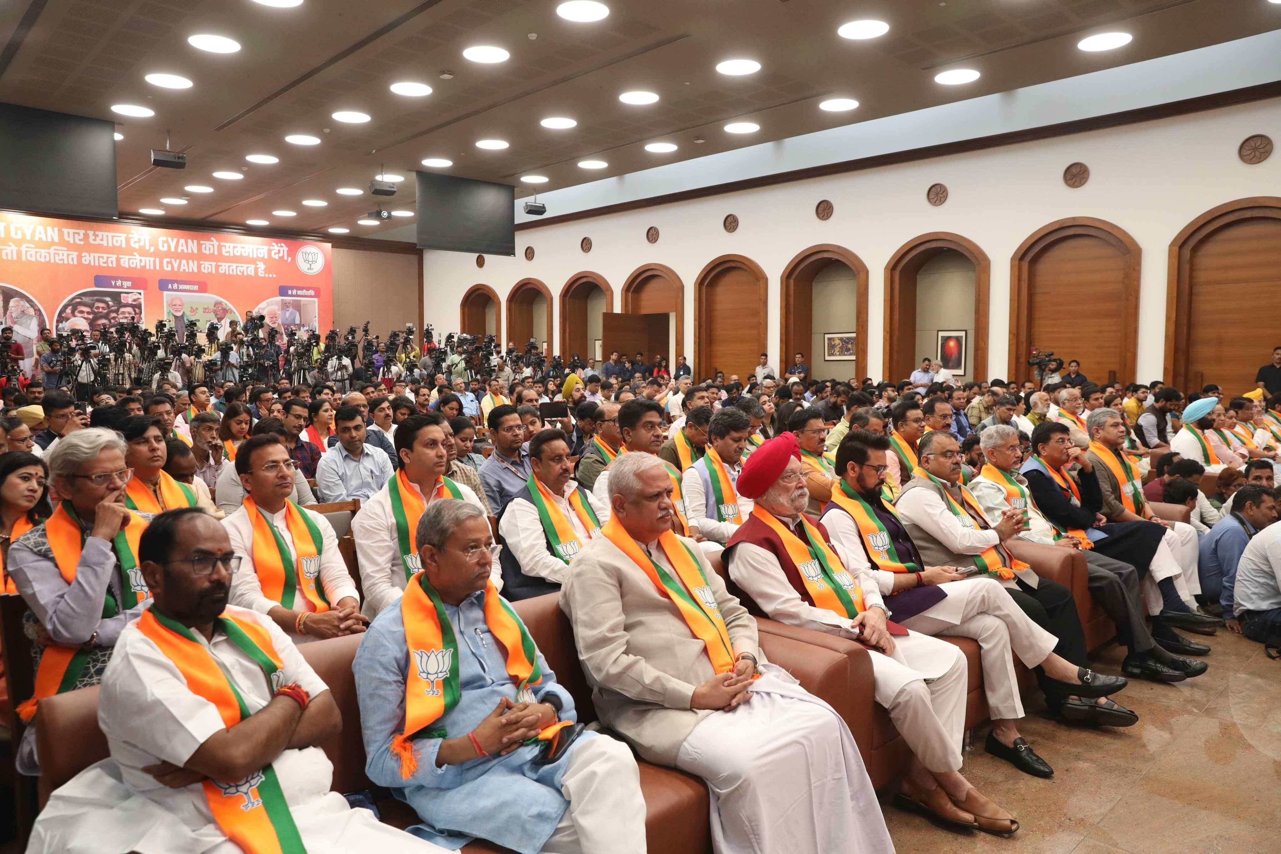 भाजपा के एजेंडे का एक प्रमुख आकर्षण 2025 को `जनजातीय गौरव वर्ष` के रूप में नामित करना है. एएनआई की रिपोर्ट के अनुसार, लोकसभा चुनाव 2024 के लिए बीजेपी के घोषणापत्र में चुनावी प्रक्रिया को सरल बनाने के लिए `एक राष्ट्र, एक चुनाव` और एकल मतदाता सूची जैसी पहल के कार्यान्वयन का वादा किया गया है.