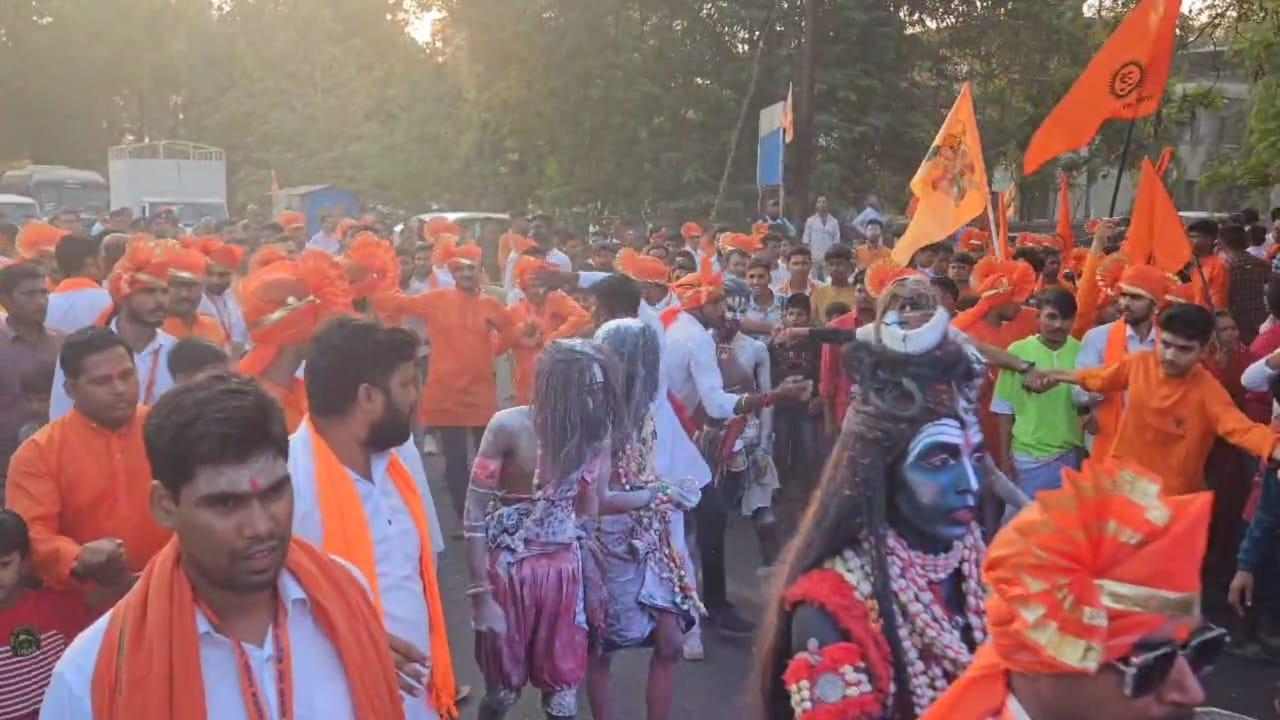 शोभायात्रा के दौरान हनुमान भक्तों ने भजनों और भक्ति गानों पर खूब डांस भी किया.