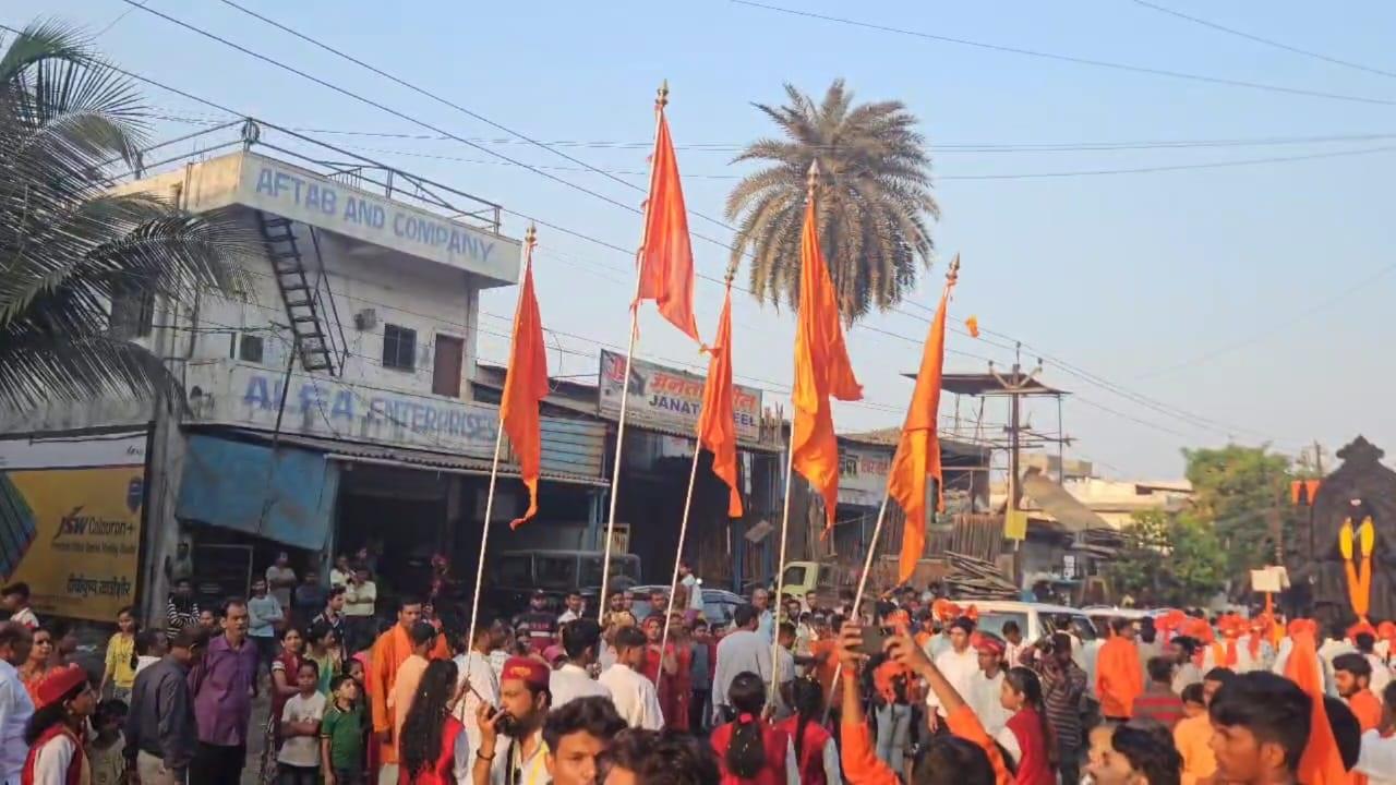 बड़ी संख्या में पुरुष और महिला श्रद्धालु इस जुलूस में शामिल होती नजर आई. 
