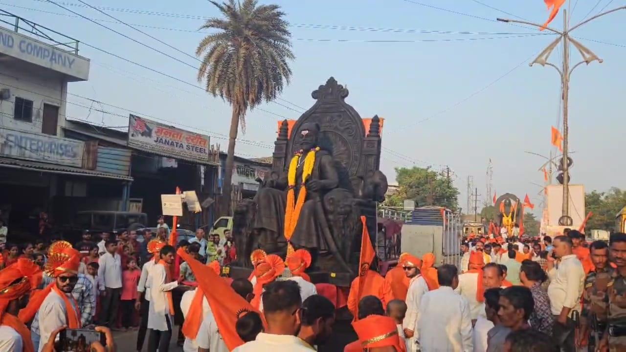 तस्वीरों में आप देख सकते है कि छत्रपति शिवाजी महाराज की प्रतिकृति बनाकर शोभायात्रा निकली गई. 