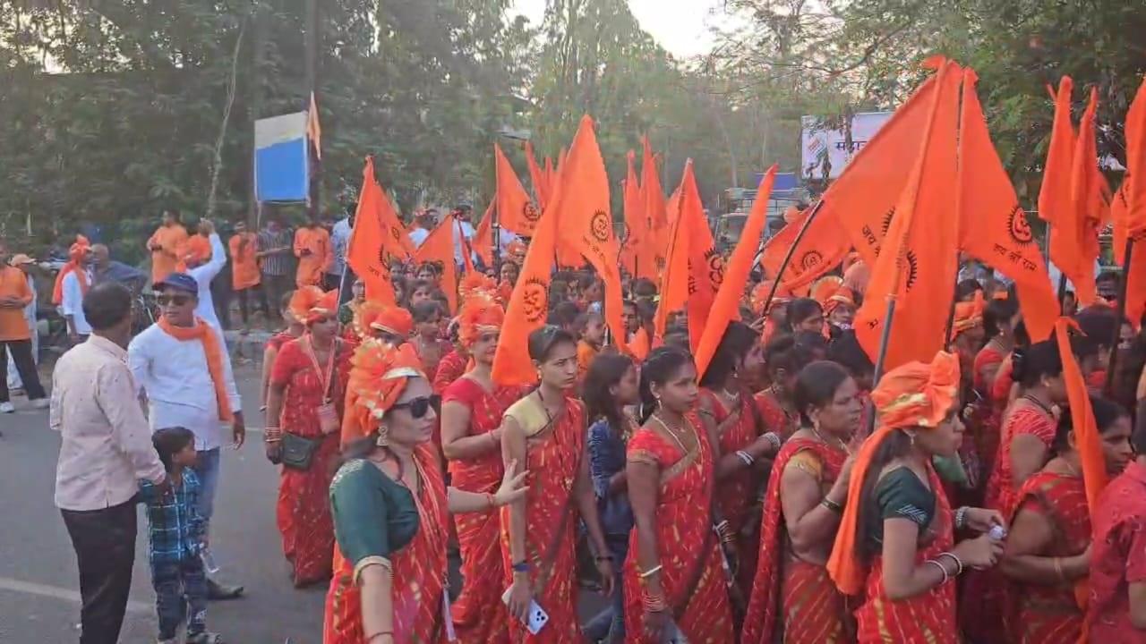 इस अवसर पर भक्त भजन, कीर्तन और पूजा-अर्चना कर, हनुमान जी की कृपा और आशीर्वाद की कामना की. 