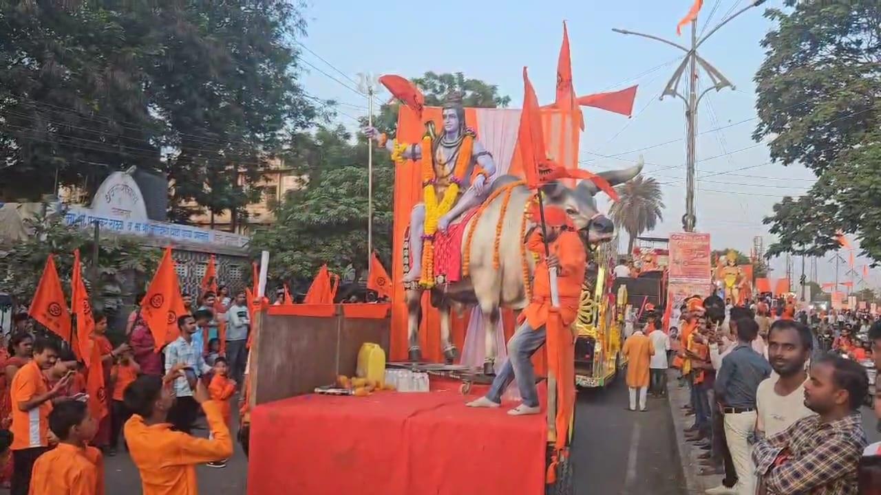 हनुमान जन्मोत्सव शोभायात्रा में पालघर विश्व हिंदू परिष बज और रंग दल सहित बोईसर के नागरिकों ने बड़ी संख्या में भाग लिया. 