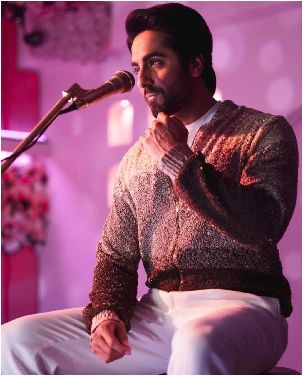 आयुष्मान खुराना:
दर्शकों के साथ तालमेल बिठाने की जन्मजात क्षमता के साथ, आयुष्मान खुराना ने बॉलीवुड में एक पावरहाउस कलाकार के रूप में अपनी पहचान बनाई है. हालाँकि, स्टारडम तक का उनका सफर सिर्फ अभिनय तक ही सीमित नहीं था. आयुष्मान खुराना का संगीत के प्रति प्रेम बहुत गहरा है, उनके 