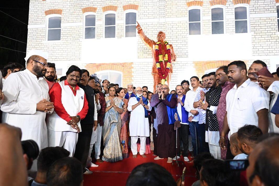 14 अप्रैल शुरू होने से पहले ठीक 12 बजे से पहले छगन भुजबल नाशिक रोड में पहुंच कर अंबेडकर की प्रतिमा को वंदन किया.