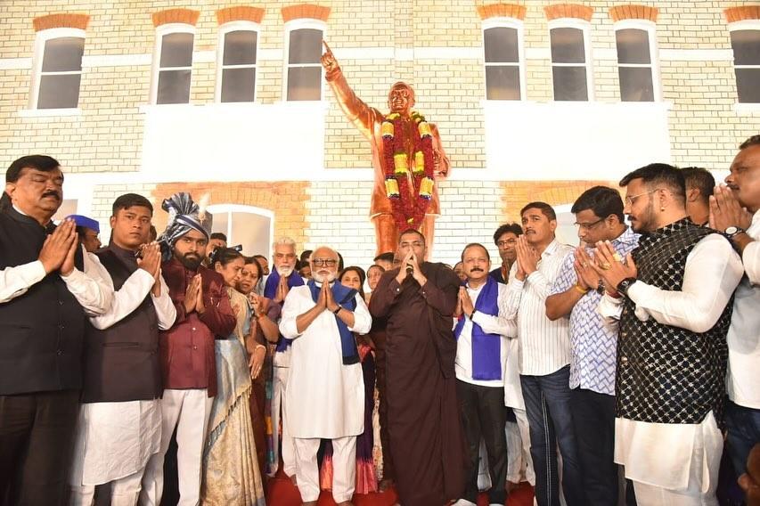 इस अवसर पर पालक मंत्री दादाजी भुसे, ए. देवयानी फरांदे, रंजन ठाकरे, बालासाहेब कार्दक, अजय बोरस्टे, आनंद सोनवणे, भिक्खु संघरत्न, प्रथमेश गीते, संजय भालेराव, कविताताई कार्दक, साधन जेजुरकर, अंबादास खैरे, योगेश निसाल, संजय खैरनार, नितिन चंद्रमोर सहित अधिकारी एवं कार्यकर्ता उपस्थित थे.