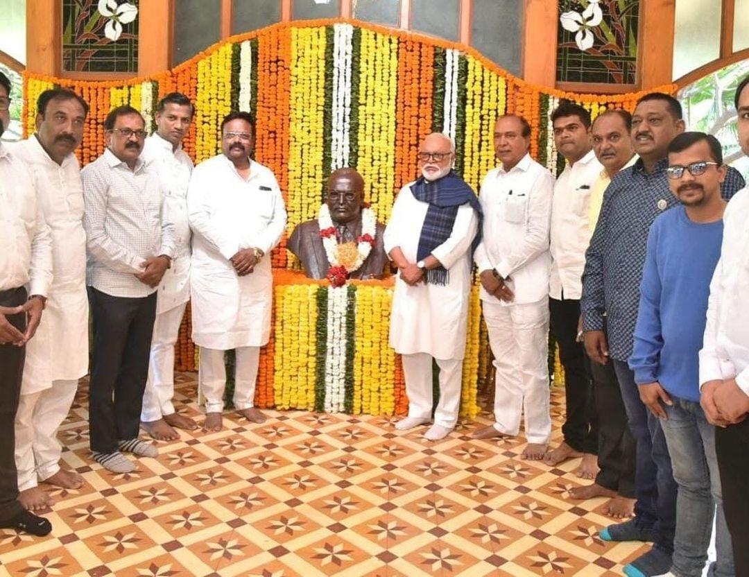इस दौरान नानासाहेब महाले, बालासाहेब कार्डक, नितिन चंद्रमोरे, योगिता अहेर, प्रेरणा बलकावड़े, पूजा अहेर, आशा भंडुरे, पुष्पा राठौड़, मेघा दराडे, मीनाक्षी काक्लिज, निर्मला सावंत, मकरंद सोमवंशी, नाना पवार, अमोल नाइक, बालासाहेब गीते, जीवन रायते, सागर मोटकारी , चिन्मय गढ़े सहित पदाधिकारी एवं कार्यकर्ता बड़ी संख्या में उपस्थित थे.